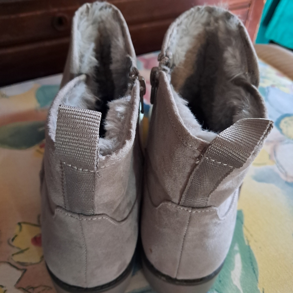 Ladies Gray Suede Ankle Boots Fur Lined - Picture 3 of 3